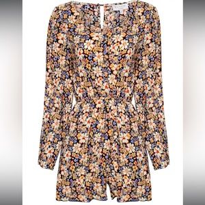 Hayden LA
BELL SLEEVE TEXTURED FLORAL ROMPER